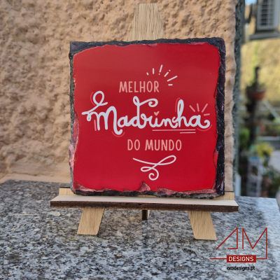 Placa de pedra vermelha com texto branco 