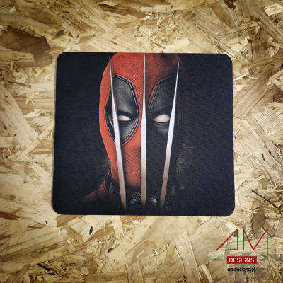 Tapete para rato com imagem do Deadpool e garras, sobre superfície de madeira