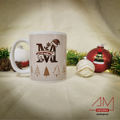 Caneca de Natal branca com texto margarida NATAL e decoração natalícia.