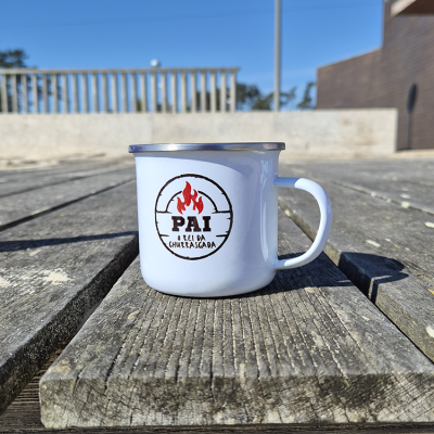Caneca metálica branca com inscrição PAI O REI DA CHURRASCADA