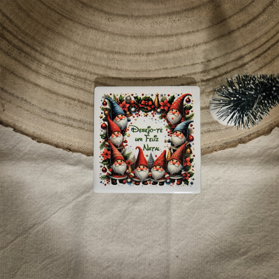 Placa decorativa quadrada com gnomos de Natal e frase em português