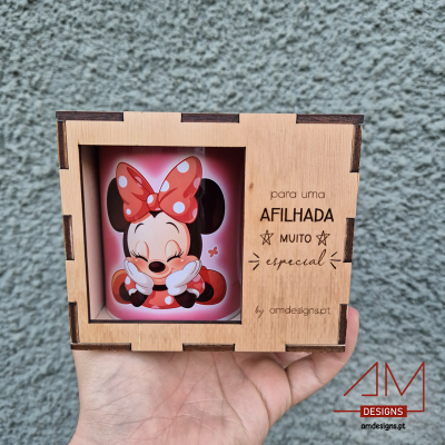 Caneca Minnie Mouse com laço vermelho dentro de caixa de madeira com texto gravado