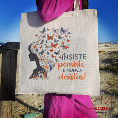 Mala de tecido com perfil de mulher, borboletas e frase motivacional em azul e laranja