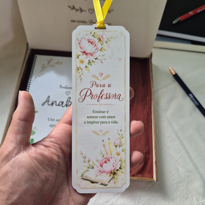 Marcador de livros floral para professora com fita amarela e texto inspirador