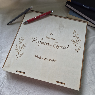 Caixa de madeira clara com gravação para Professora Especial e desenhos de ramos e corações