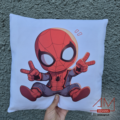 Almofada branca com estampa cartoon do Spider-Man vermelho e cinzento