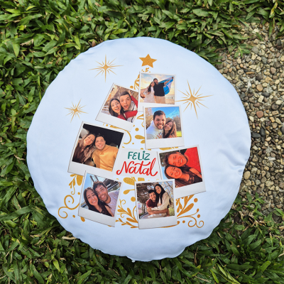 Almofada redonda branca com fotos e texto 'FELIZ Natal'