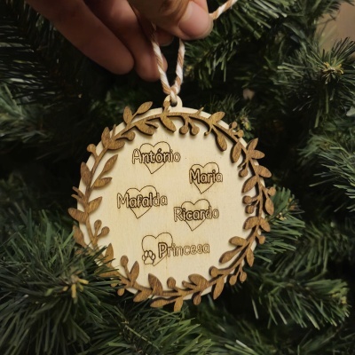 Enfeite de Natal redondo em madeira com nomes gravados e borda de folhas