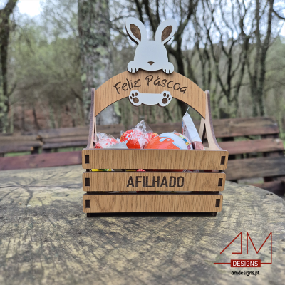 Cesto de madeira com ovos de chocolate e inscrições 