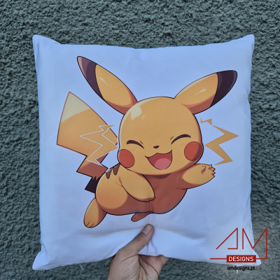 Almofada branca com estampa de Pikachu e logo AM DESIGNS