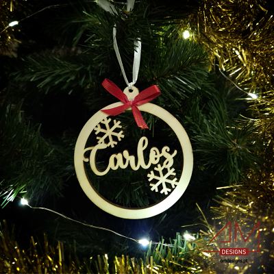 Enfeite de Natal personalizado em madeira com nome Carlos e flocos de neve pendurado em árvore