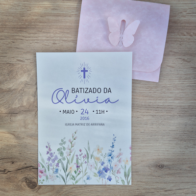 Convite para batizado com envelope rosa e flores pintadas em aguarela
