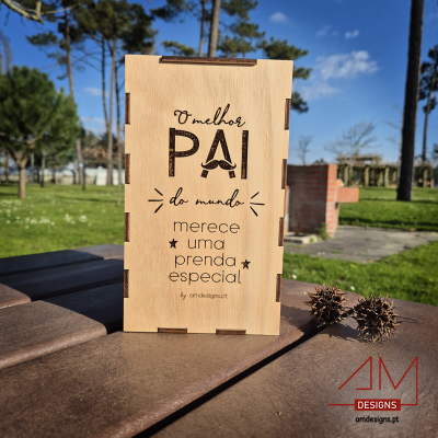Caixa de madeira com texto gravado para oferta especial ao melhor pai do mundo