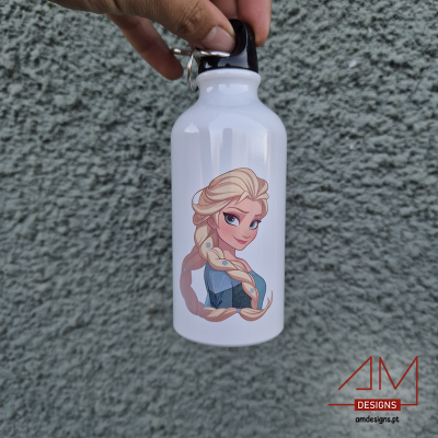 Garrafa desportiva branca com ilustração de personagem feminina loira com trança
