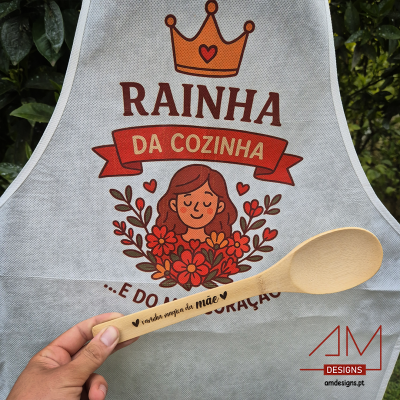 Avental de cozinha cinza com estampa e colher de pau gravada em fundo de plantas verdes