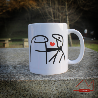 Caneca branca em cerâmica com desenho minimalista de bonecos e coração