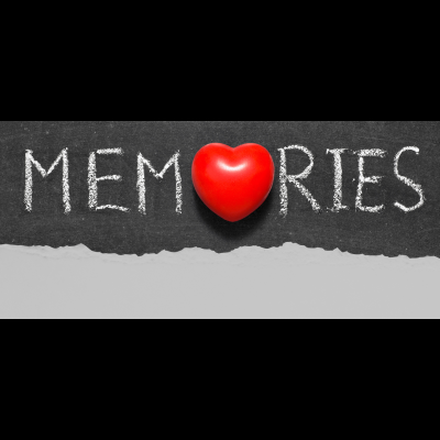 Palavra MEMORIES em giz com coração vermelho no lugar do O