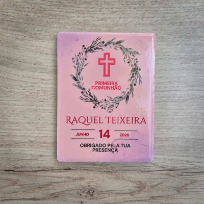 Cartão rosa para primeira comunhão com cruz vermelha e texto de agradecimento