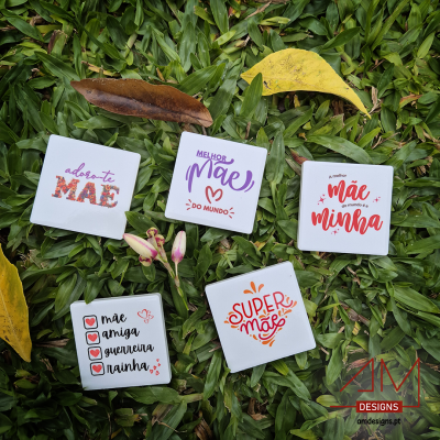 Cinco post-its com mensagens sobre mães em relva com folhas amarelas e castanhas