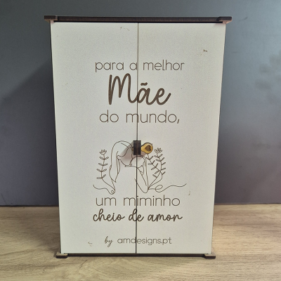 Caixa de madeira branca com texto para a melhor Mãe do mundo e ilustração de mãe a segurar bebé