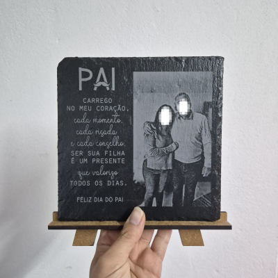 Placa de ardósia preta com dedicatória ao pai e foto em tons de cinza, com suporte de madeira.