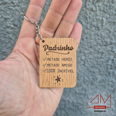 Chaveiro de madeira com texto gravado segurado por mão