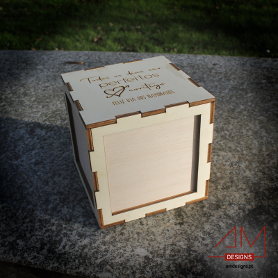 Caixa cúbica de madeira clara com gravação decorativa