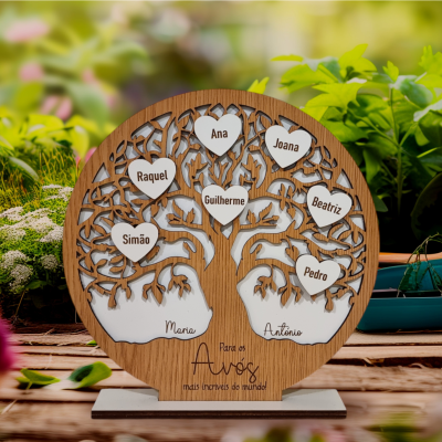 Quadro decorativo de árvore genealógica em madeira com corações e nomes, em ambiente de jardim
