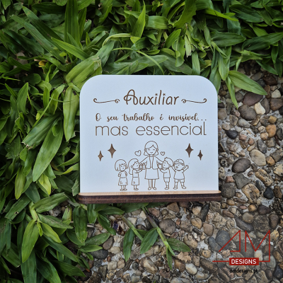 Placa decorativa branca com texto e ilustração sobre folhas e pedras