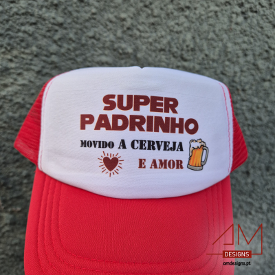 Boné branco e vermelho com texto e imagem de cerveja e coração
