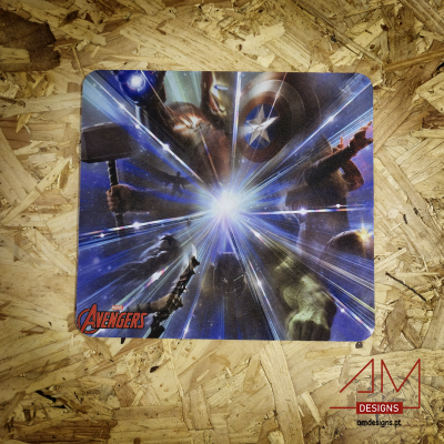 Tapete de rato com imagem dos Avengers sobre madeira aglomerada