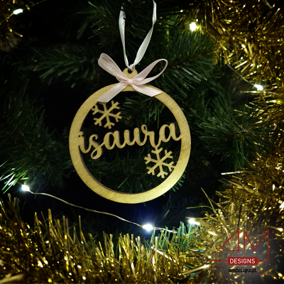 Enfeite de Natal em madeira com o nome Isaura e flocos de neve pendurado na árvore