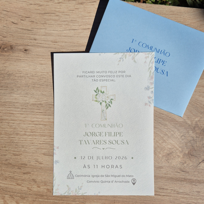 Convite de 1ª Comunhão com cruz floral e envelope azul