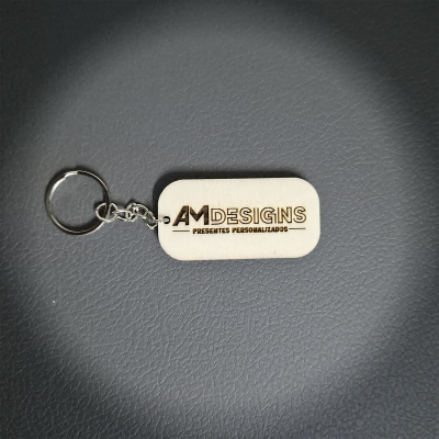 Porta-chaves retangular de madeira clara com gravação AM DESIGNS
