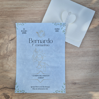 Convite azul claro para primeira comunhão com ilustração e texto em português