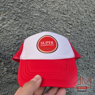 Boné vermelho e branco com texto 'SUPER PADRINHO' em círculo vermelho na parte frontal