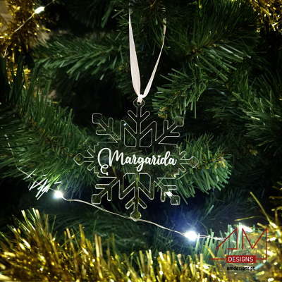 Enfeite de Natal floco de neve acrílico transparente com nome 'Margarida' pendurado numa árvore de Natal verde