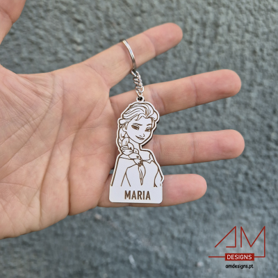 Porta-chaves acrílico branco com desenho de personagem feminina e nome MARIA