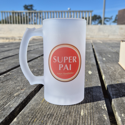 Caneca de vidro fosco com texto SUPER PAI Amor Autêntico em mesa de madeira ao ar livre