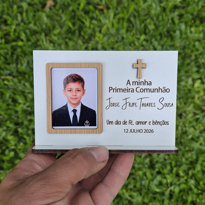 Placa de primeira comunhão em mdf com foto de rapaz e texto gravado