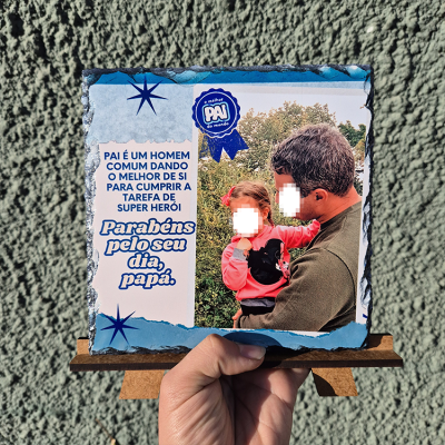 Plaqueta com mensagem para o Dia do Pai e foto de homem com criança