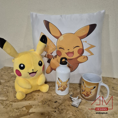 Conjunto com peluche, almofada, garrafa e caneca com imagem do Pikachu