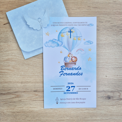 Convite de batizado com balão e animais e envelope azul