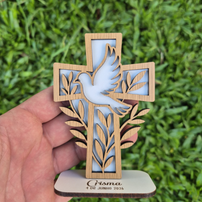 Figura de madeira cruz com pomba e folhas, base com texto Crisma 4 DE JUNHO 2026
