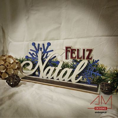 Decoração de Natal em madeira com texto Feliz Natal e flocos de neve azuis