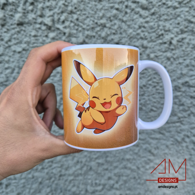 Caneca branca com imagem colorida do Pikachu sorridente e pulando.