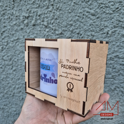 Caneca branca com texto e caixa de madeira clara gravada a laser com mensagem 