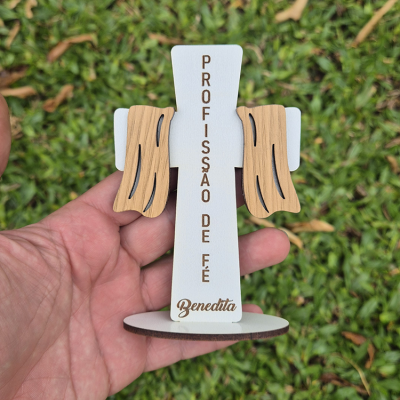 Crucifixo decorativo em madeira e branco com texto PROFISSÃO DE FÉ e Benedita