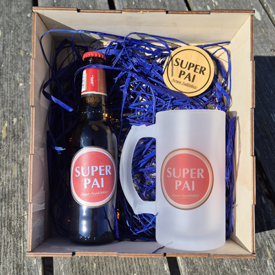Conjunto de presente com cerveja, caneca de vidro fosco e tampa de madeira com texto SUPER PAI