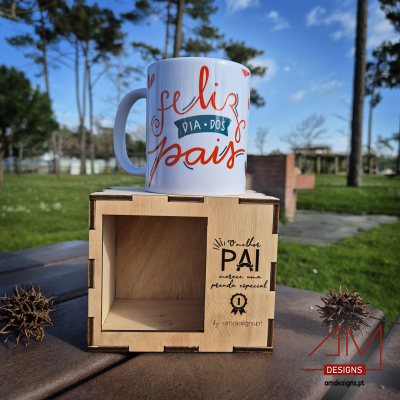 Caneca branca com texto colorido sobre caixa de madeira ao ar livre